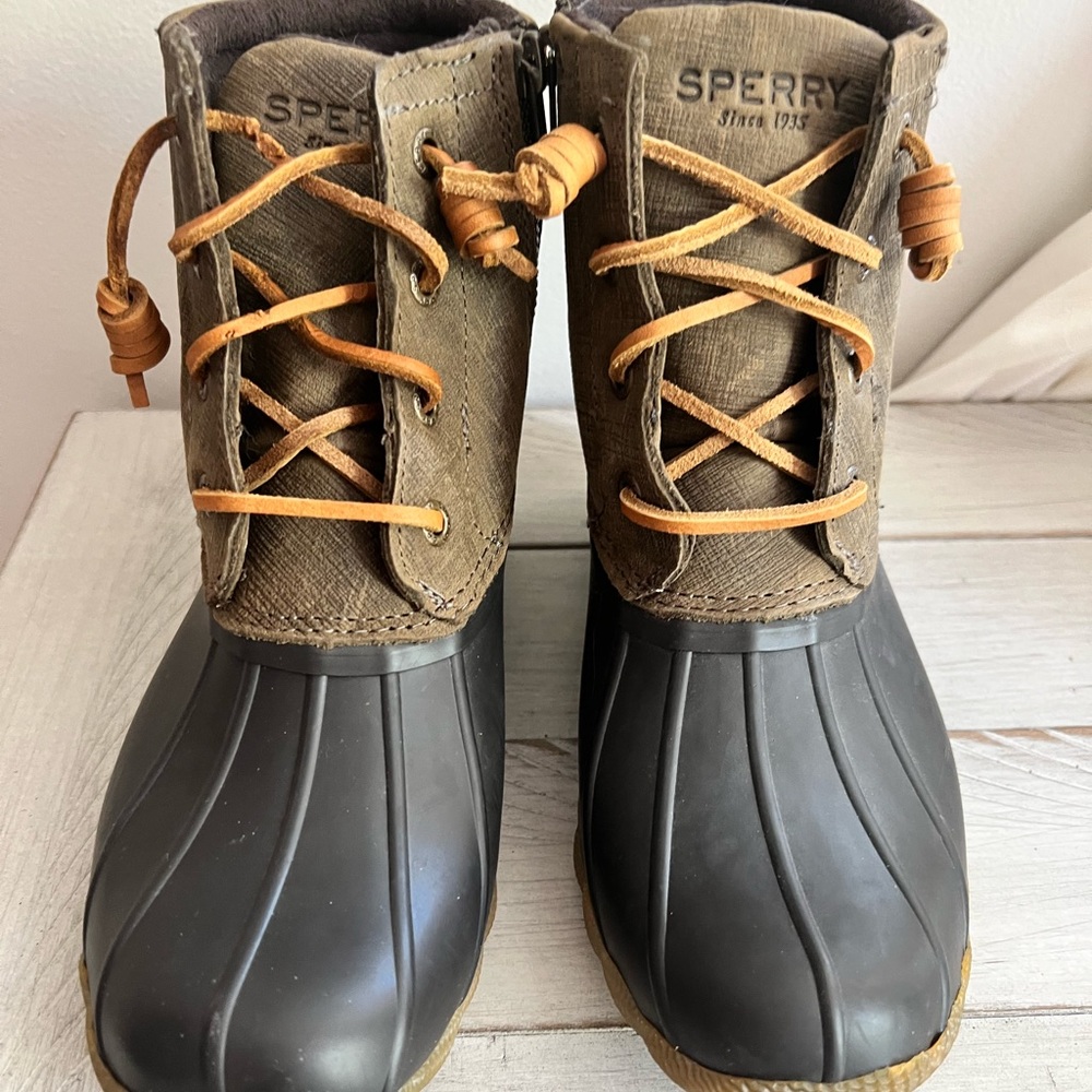 Sperry women’s boots size 5